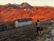 73 Ci abbassiamo verso la Forcella Alta colorata di rosso-tramonto